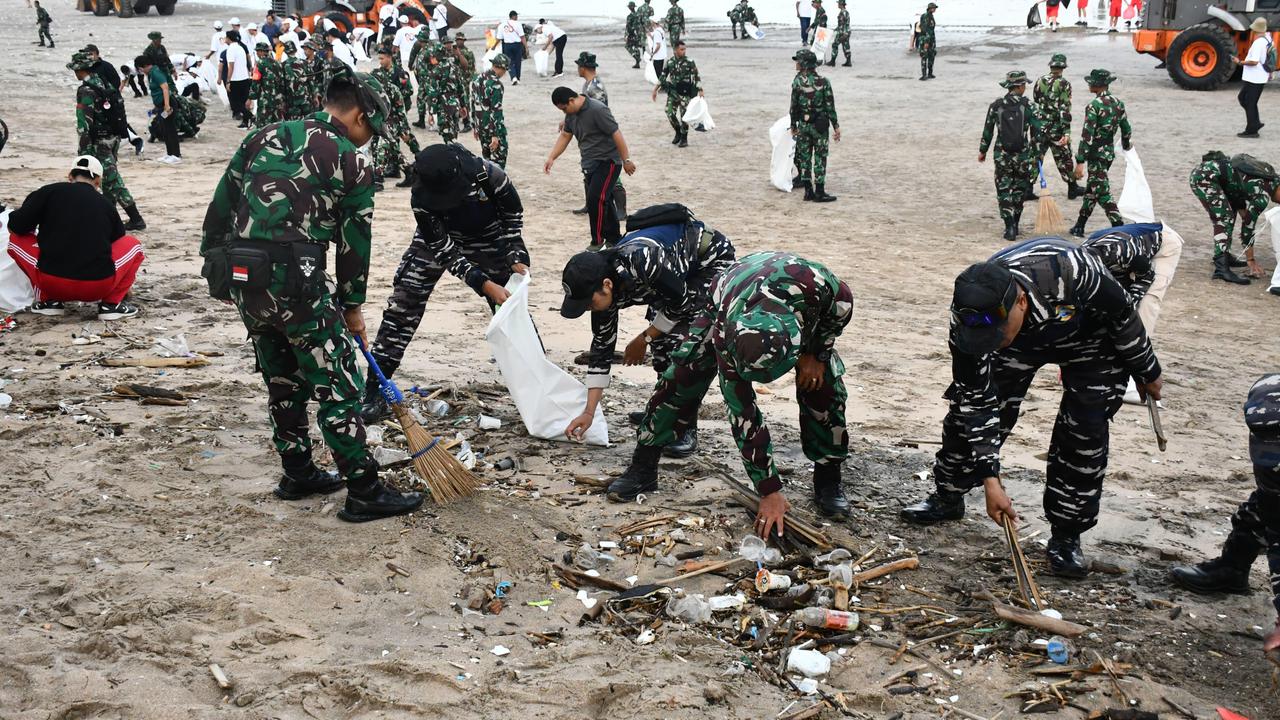TNI AL Kerahkan Prajurit Bantu Bersih-Bersih Pantai Kuta