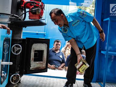 Kepala BNN, Komjen Heru Winarko memasukkan barang bukti narkoba ke dalam mesin pembakar untuk dimusnahkan di Gedung BNN, Jakarta, Jumat (1/3). BNN memusnahkan sebanyak 99,7 Kg sabu, 9.990 butir ekstasi dan 118,34 kg daun khat. (Liputan6.com/Faizal Fanani)