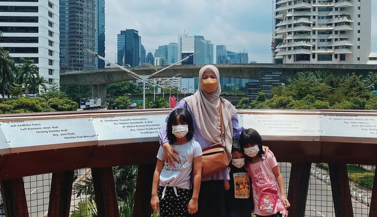 Di satu sisi, Natasha Rizky memang sangat dekat dengan ketiga anaknya. Melalui media sosial, dia juga kerap kali membagikan potret bersama buah hati
