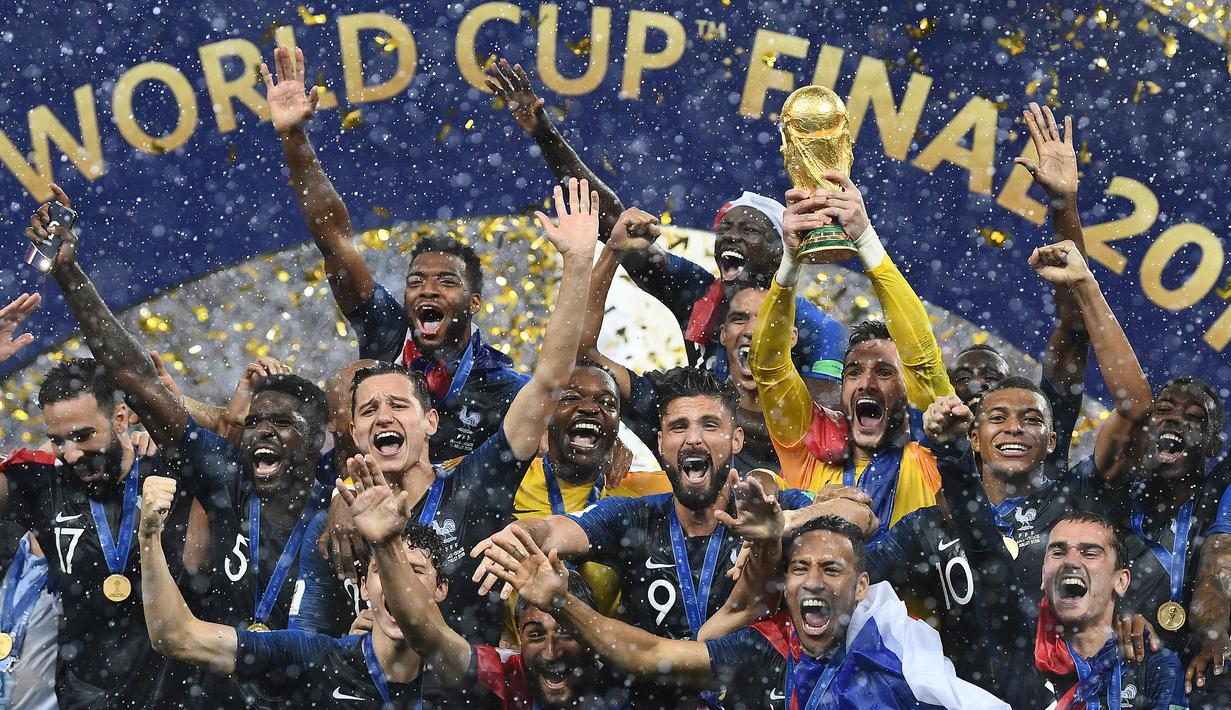 Pemain Prancis saat merayakan juara usai mengalahkan Krosia di laga final Piala Dunia 2018 di Luzhniki Stadium, Moscow, (15/6/2018). Prancis menang 4-2 atas Krosia. (AFP/Franck Fife)