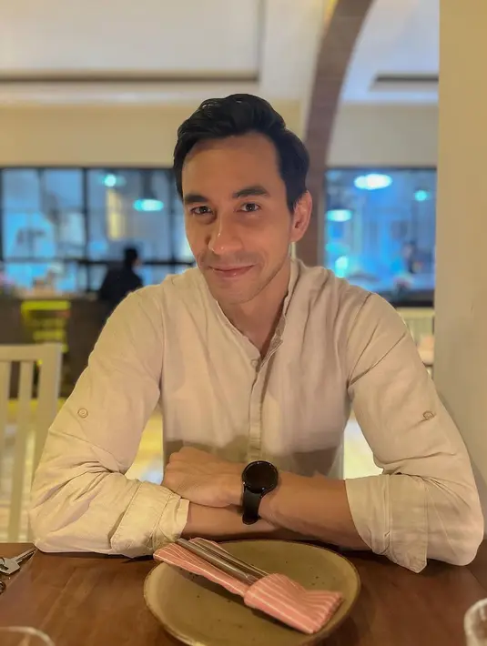 Darius tampil mengenakan atasan lengan panjang bernuansa kecokelatan dan celana jeans berwarna abu-abu. [Foto: Instagram/darius_sinathrya]