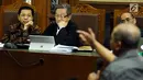 Terdakwa dugaan korupsi proyek e-KTP Setya Novanto (kanan) menyimak keterangan saksi saat mengikuti sidang lanjutan di Pengadilan Tipikor, Jakarta, Kamis (11/1). Sidang mendengar keterangan empat orang saksi. (Liputan6.com/Helmi Fithriansyah)
