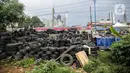 Tumpukan ban mobil bekas terlihat di kawasan Petamburan, Jakarta, Minggu (12/12/2021). Ban bekas ini nantinya akan dilebur untuk dijadikan minyak serta bahan baku pembuatan aspal. (Liputan6.com/Faizal Fanani)