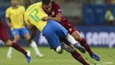 Duel Arquimides Figuera (kanan) asal Venezuela dengan Fernandinho geandang bertahan asal Brasil di laga penyisihan Grup A Copa America 2019 di Arena Fonte Nova, Salvador, Brasil. (AP/Natacha Pisarenko)