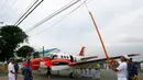 Kru dari Japan Ministry of Defense (JMOD) bersama angkatan laut Filipina memarkir pesawat Beechcraft TC90 saat tiba di markas Naval Air Group (NAG) di Sangley Point, Filipina (27/3). (AP Photo/Bullit Marquez)