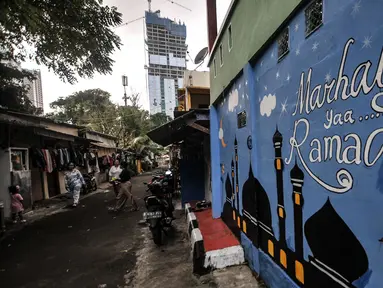 Aktivitas warga di ‘Kampung Ramadhan' di Jalan Martapura, Kelurahan Kebon Melati, Kecamatan Tanah Abang, Jakarta, Rabu (28/4/2021). Memeriahkan bulan Ramadan, warga menghias permukiman dan rumah mereka dengan mural dan hiasan bertema Ramadan. (merdeka.com/Iqbal S. Nugroho)