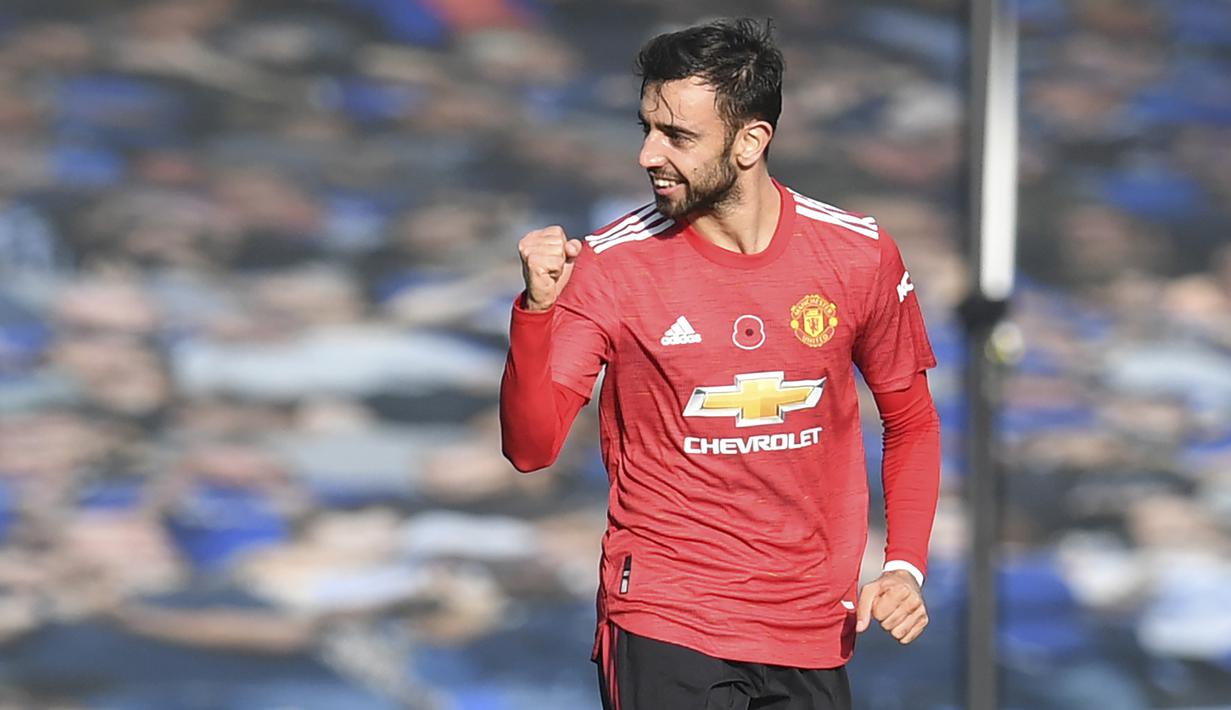 Gelandang Manchester United, Bruno Fernandes, merayakan gol yang dicetaknya ke gawang Everton pada laga lanjutan Liga Inggris di Goodison Park Stadium, Sabtu (7/11/2020) malam WIB. Manchester United menang 3-1 atas Everton. (Paul Ellis/Pool via AP)