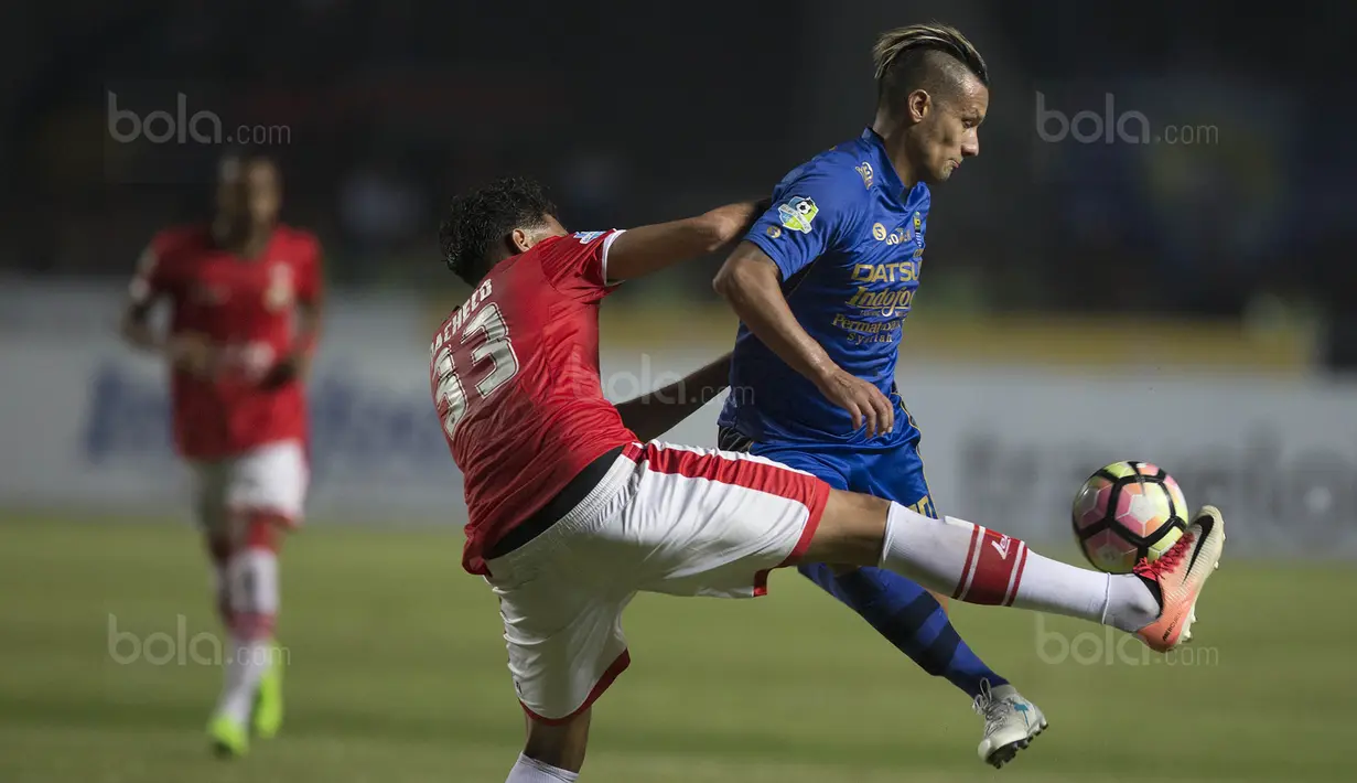 Gelandang Persib, Raphael Maitimo, berebut bola dengan bek Persija, William Pacheco, pada laga Liga 1 di Stadion GBLA Bandung, Jawa Barat, Sabtu (22/7/2017). Kedua klub bermain imbang 1-1. (Bola.com/Vitalis Yogi Trisna)