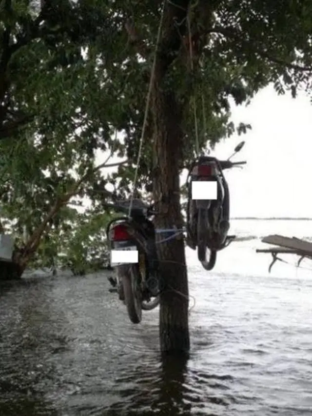 6 Potret Nyeleneh Orang Enggak Mau Basah saat Banjir Ini Idenya Kocak