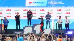 Pembalap TAG Heuer Porsche Formula E Team, Pascal Wehrlein, melakukan selebrasi di podium setelah memenangkan balapan Formula E 2023 di Jakarta International e-Prix Circuit, Sabtu (3/6/2023). Pascal Wehrlein menjadi yang tercepat pada balapan Formula E 2023 Jakarta setelah melahap 36 lap dengan catatan waktu 42 menit 21,995 detik. (Bola.com/M Iqbal Ichsan)