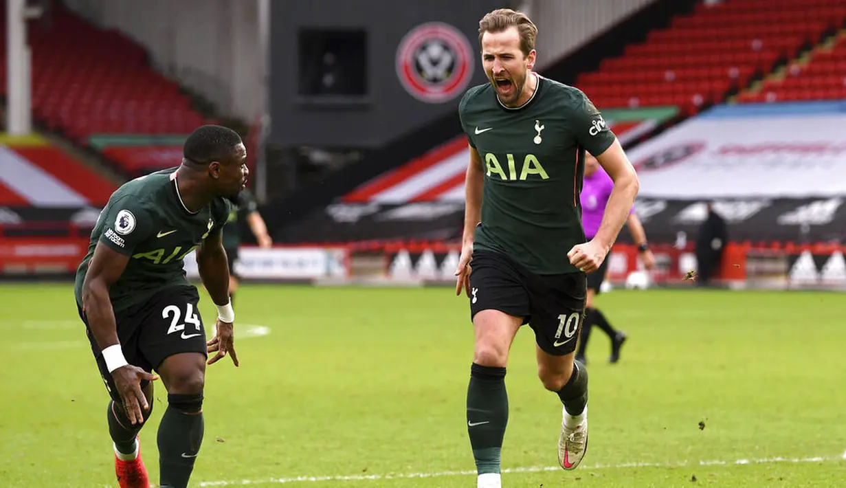 Striker Tottenham Hotspur, Harry Kane, melakukan selebrasi usai mencetak gol ke gawang Sheffield United pada laga Liga Inggris di Stadion Bramall Lane, Minggu (17/1/2021). Tottenham Hotspur menang dengan skor 3-1. (Stu Forster/Pool via AP)