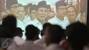 Kader Gerindra dan pendukung Anies-Sandi menyaksikan siaran langsung pidato Prabowo di kantor DPP Gerindra, Jakarta Selatan, Rabu (19/4). Pendukung Anies-Sandi merayakan kemenangan dari hasil hitung cepat Pilkada DKI. (Liputan6.com/Yoppy Renato)