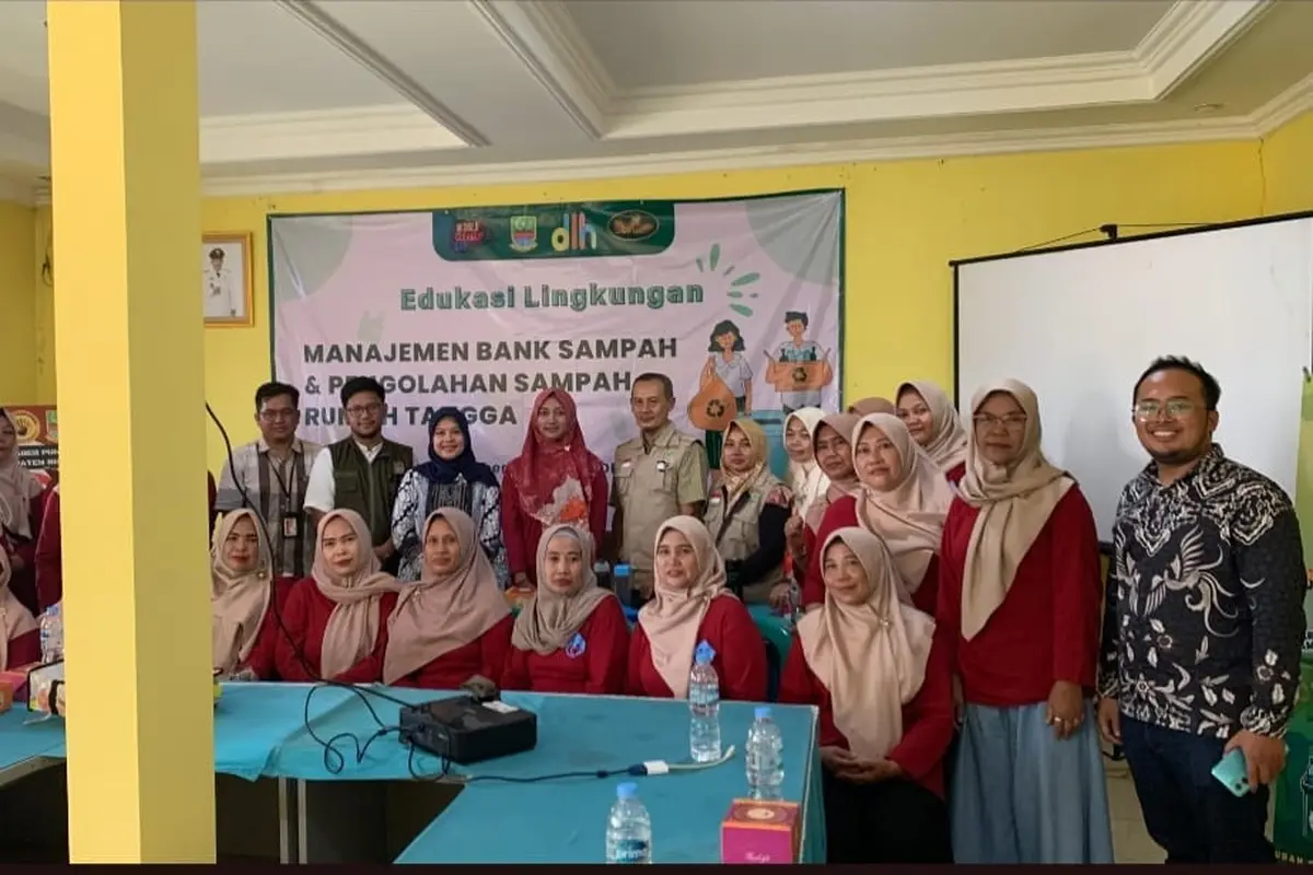 Pengelola Kawasan Industri Jababeka PT Jababeka Infrastruktur menginisiasi kegiatan pelatihan manajemen bank sampah dan pengolahan sampah rumah tangga serta memberikan perlengkapan di Desa Harjamekar, Cikarang Utara, Kabupaten Bekasi.
