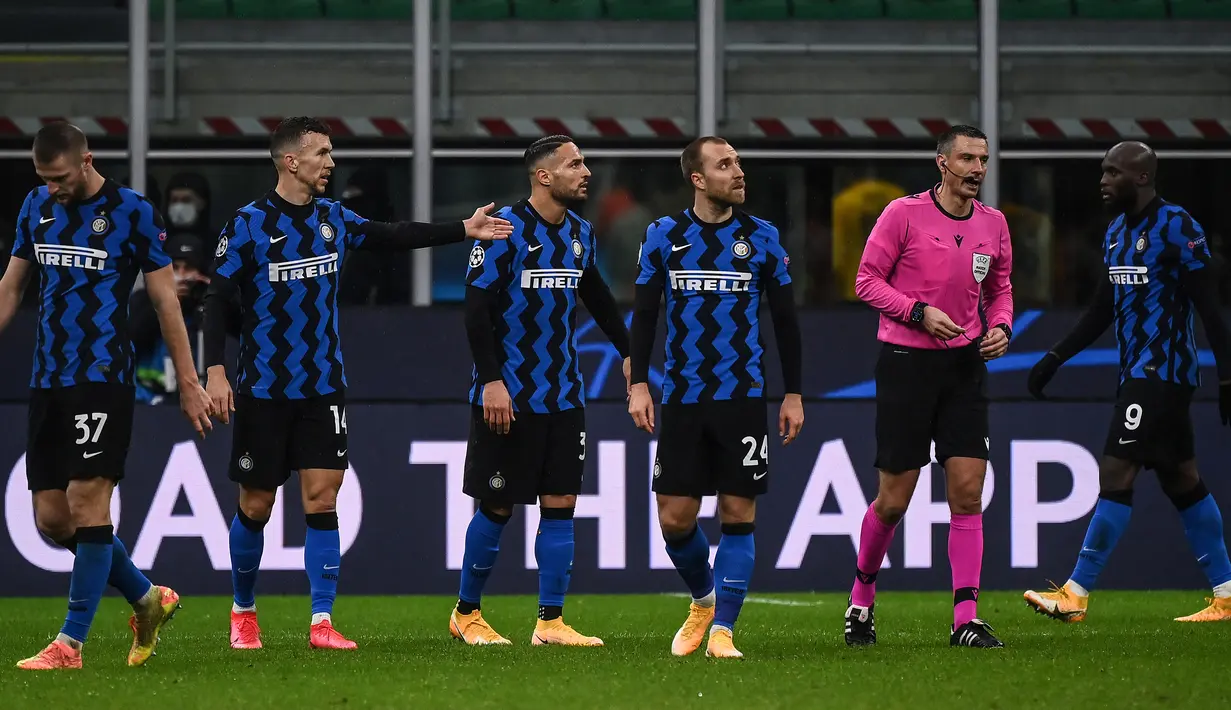Para pemain Inter Milan memprotes wasit Slavko Vincic usai laga lanjutan Liga Champions 2020/21 Grup B melawan Shakhtar Donetsk di San Siro Stadium, Rabu (9/12/2020). Inter Milan bermain imbang 0-0 dengan Shakhtar Donetsk. (AFP/Marco Bertorello)
