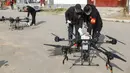 Warga memasukan cairan disinfektan yang akan dibawa drone sebelum melakukan penyemprotan di sebuah desa di Pingdingshan, di Provinsi Henan, China (31/1/2020). Warga Henan di China memanfaatkan teknologi drone untuk menyemprotkan cairan disinfektan dari udara.  (AFP Photo/Str)