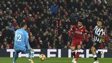 Winger Liverpool, Mohamed Salah, mencetak satu gol saat Liverpool mengalahkan Newcastle 2-0 dalam laga lanjutan Premier League 2017-2018 di Stadion Anfield, Sabtu (3/3/2018). (Anthony Devlin/PA via AP)