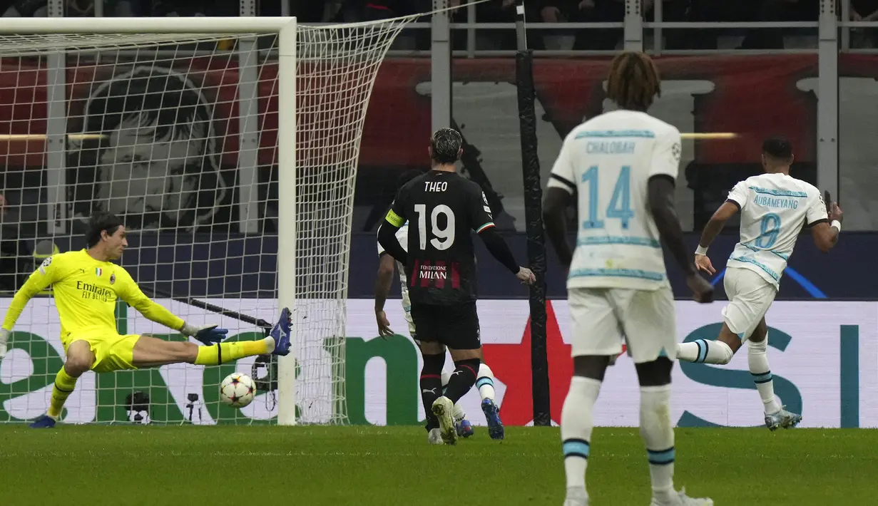 Saat Chelsea menurunkan tempo permainan, mereka justru mampu mencetak gol kedua pada menit ke-34. Gol dicetak oleh Pierre-Emerick Aubameyang yang berhasil memafaatkan umpan terobosan di dalam kotak penalti hasil kombinasi umpan satu dua Mateo Kovacic dan Mason Mount. (AP/Luca Bruno)