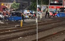 Viral Momen Pengendara Bajaj Nekat Terobos Palang Kereta, Bikin Warga Geram