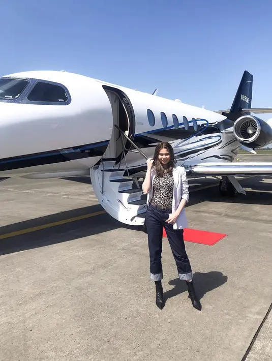 Fabienne Nicole tampil menawan dengan atasan bermotif macan tutul, dikombinasikannya dengan blazer putih, celana jeans, dan heels boots hitam. [Foto: Instagram/fabienne_fng]