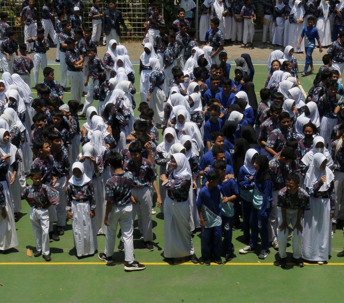 Siswa sekolah SMPN 198 antusias mengikuti pelatihan cara mitigasi menghadapi bencana gempa bumi di SMPN 198, Jakarta, Selasa (26/9/2023).