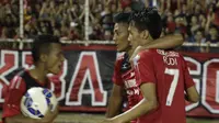 Pemain Semen Padang, Hendra Bayauw dan Irsyad Maulana merayakan gol yang dicetak Rudi (kanan) pada leg kedua semifinal Piala Jenderal Sudirman di Stadion Haji Agus Salim, Sabtu (16/1/2015). (Bola.com/Reza Bachtiar)