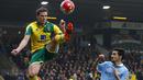 Pemain Norwich City, Ryan Bennett (kiri) berusaha menghalau bola dari kejaran pemain Manchester City,  Jesus Navas pada lanjutan liga Inggris pekan ke-30 di Stadion Carrow Road, Norwich, Sabtu (12/3/2016).  (AFP/Lindsey Parnaby)