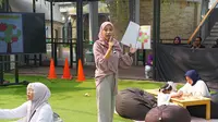 Psikolog Arfilla Ahad Dori, M.Psi sebut gadget bisa ganggu ikatan emosional anak dan orang tua. Bermain mindfull jadi cara membangun bonding yang kuat dan sehat. (Foto: Istimewa)