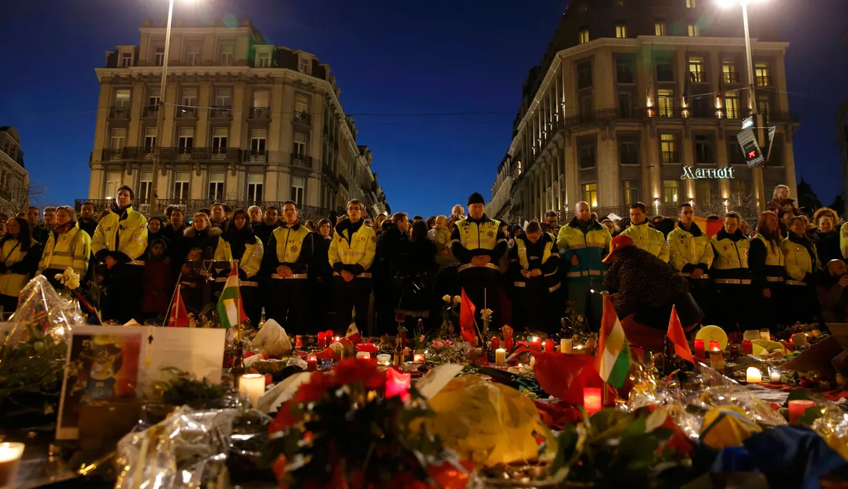 Petugas keamanan setempat juga ikut berkumpul di Place de la Bourse untuk mendoakan korban yang tewas pada serangan bom hari beberapa hari lalu, Brussels, Belgia, 25 Maret 2016. (REUTERS / Christian Hartmann)