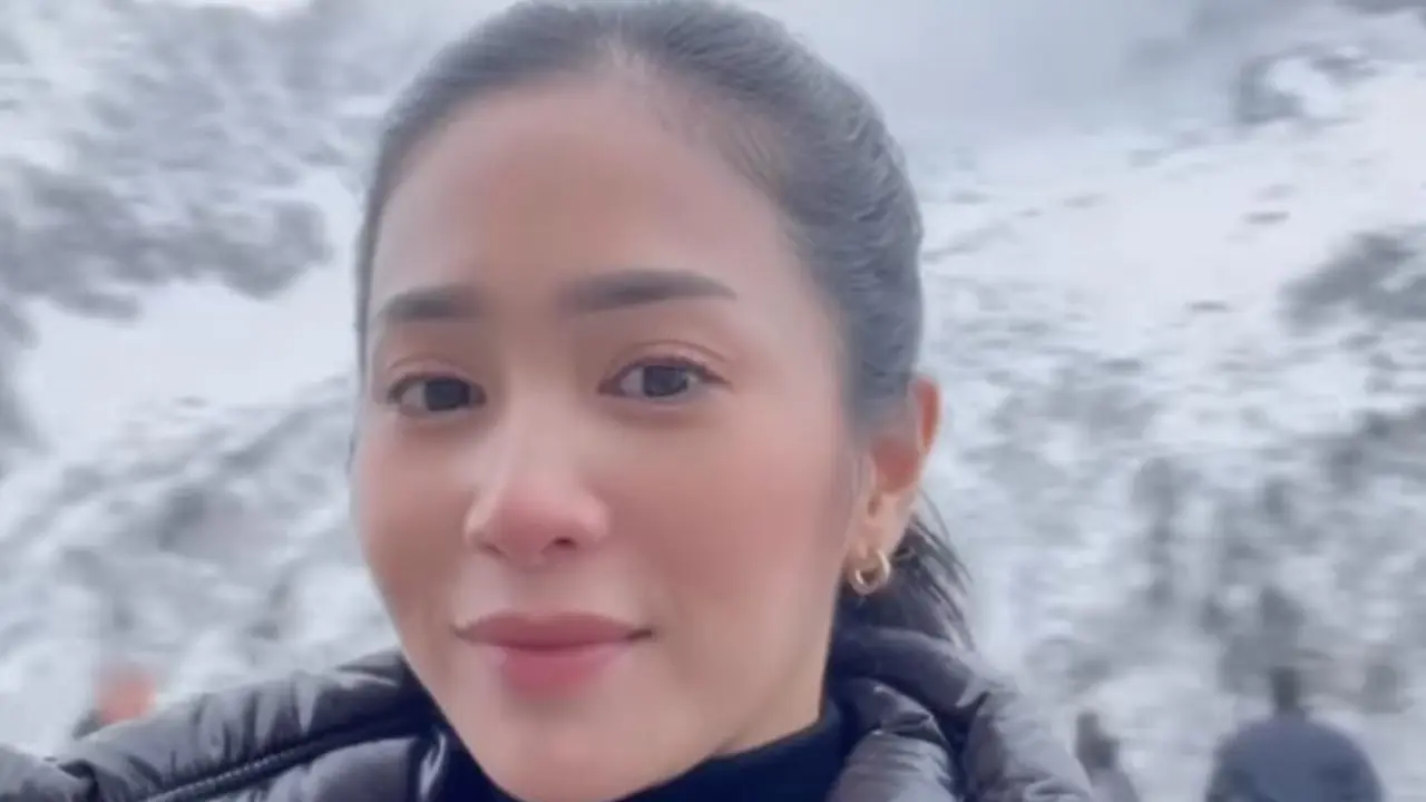 Bunga Zainal sedang liburan di Swiss bersama keluarga