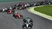 Suasana balapan dalam F1 GP Brasil di Sirkuit Interlagos, Sao Paulo, Brasil, Senin (16/11/2015) dini hari WIB. (AFP Photo/Nelson Almeida)