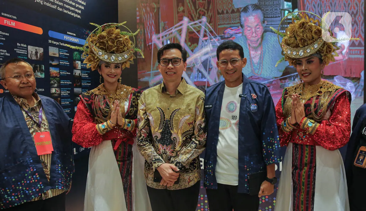 <p>Menteri Pariwisata dan Ekonomi Kreatif Sandiaga Uno bersama dengan Managing Director Vidio Hermawan Sutanto (batik coklat) saat Peluncuran Produk Aksi Selaras Sinergi (AKSILARASI) dalam ajang IdeaFest 2024 di JCC, Senayan, Jakarta, (27/9/2024). (Liputan6.com/Angga Yuniar)</p>