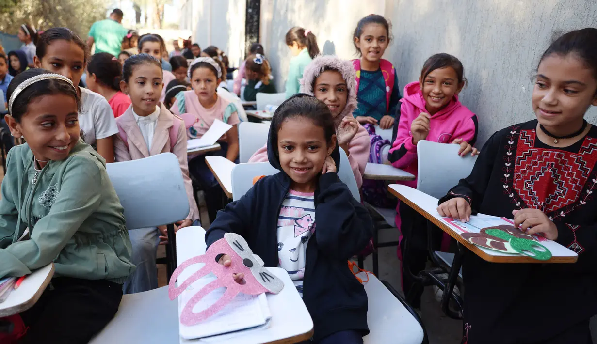 Lebih kurang 625.000 anak usia sekolah di seluruh wilayah Gaza kehilangan hampir satu tahun penuh pendidikan. (BASHAR TALEB/AFP)