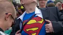 Seorang pria mengenakan kostum Superman saat diacara memecahkan rekor dunia untuk karakter buku komik terbanyak dunia, Washington DC, (18/4/2014) (AFP Photo/Paul J. Ricards).