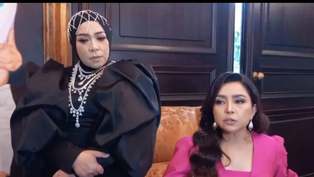 Mayangsari kolaborasi dengan Melly Goeslaw saat membawakan lagu Menghitung Hari