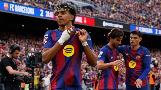 Pemain Barcelona Lamine Yamal (kiri) berselebrasi setelah Ferran Torres (tengah) mencetak gol