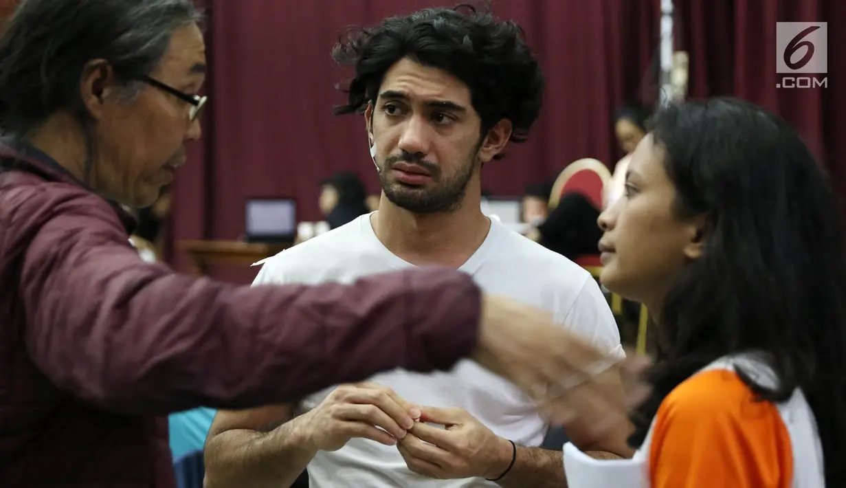 Aktor Reza Rahadian (tengah) saat mengikuti latihan pentas teater Perempuan-Perempuan Chairil di Gedung Nyi Ageng Serang, Jakarta, Rabu (8/11). (Liputan6.com/Immanuel Antonius)