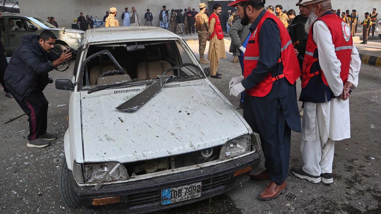 FOTO: Serangan Bom Bunuh Diri Hantam Markas Paramiliter di Peshawar