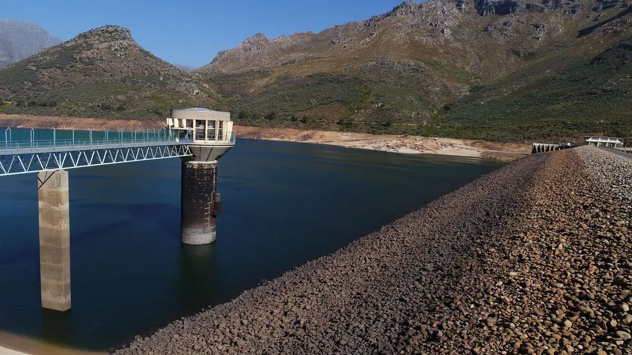 Salah satu bendungan di dekat Cape Town, Afrika Selatan, mengering (AP)