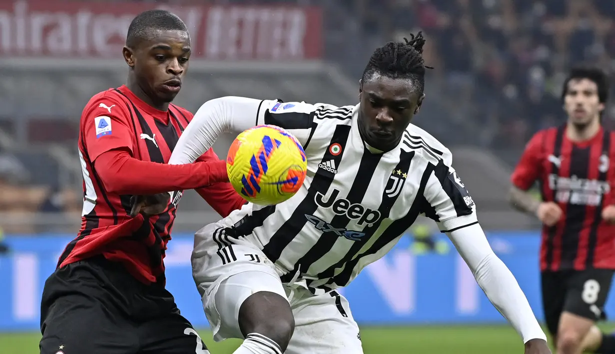 Pierre Kalulu (kiri). Bek tengah berusia 21 tahun ini telah memperkuat AC Milan sejak 2 musim lalu usai didatangkan dari Olympique Lyon B pada awal musim 2020/2021 dengan nilai transfer hanya 1,19 juta euro. Pada musim 2021/2022 ia total tampil dalam 28 laga di Serie A Liga Italia dengan torehan 1 gol dan 2 assist. Bersama Timnas Prancis ia belum pernah bermain untuk tim senior. Level tertingginya adalah memperkuat Timnas Prancis U-21. (AFP/Alberto Pizzoli)