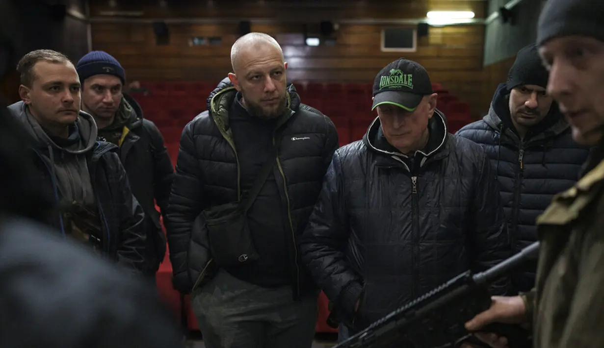 Warga sipil Ukraina menerima pelatihan senjata di dalam sebuah bioskop di Lviv, Ukraina, 5 Maret 2022. (AP Photo/Felipe Dana)