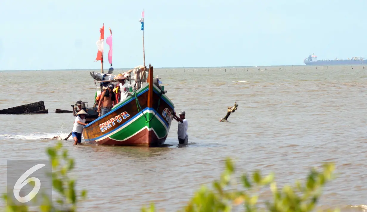 Nelayan beraktivitas di sekitar perairan Serang, Banten, Rabu (27/4). Reklamasi Teluk Jakarta bisa mengakibatkan kerusakan lingkungan seperti abrasi serta kerusakan ekosistem mangrove. (Liputan6.com/Helmi Afandi)