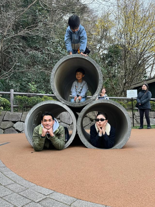 7 Potret Isyana Sarasvati dan Afgan di Jepang, Seru Main Bareng Doraemon