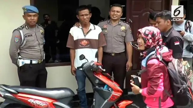 Seorang pria di Lampung ditangkap warga kemudian diserahkan ke polisi. Pria linglung itu kedapatan warga sedang menggendong bayi pada malam hari.