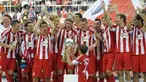 Para pemain Bayern Muenchen merayakan keberhasilan menjuarai Piala Super Jerman setelah mengalahkan Schalke 04 dengan skor 2-0 di Augsburg, 7 Agustus 2010. AFP PHOTO/CHRISTOF STACHE