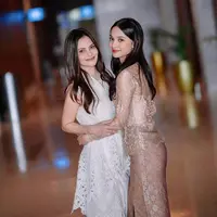 Cut Tari saat Momen Wisuda Putrinya Sydney. [@cuttaryofficial]