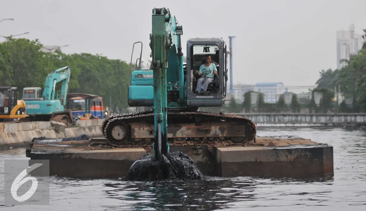 Petugas mengoperasikan eskavator untuk mengeruk lumpur di Kali Sunter Podomoro, Jakarta, Jumat (4/12). Normalisasi sejumlah sungai Vital, seperti kali Ciliwung, serta anak kali hingga ke muara Jakarta untuk mencegah banjir. (Liputan6.com/Gempur M Surya)