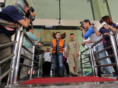 Bupati Empat Lawang, Budi Antoni Aljufri keluar dari gedung KPK usai menjalani pemeriksaan, Jakarta, Selasa (14/7/2015). Budi diperiksa terkait kasus suap mantan Ketua MK, Akil Mochtar dalam Pilkada Kabupaten Empat Lawang. (Liputan6.com/Helmi Afandi)