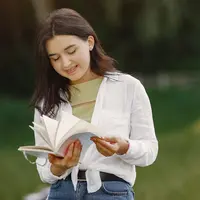 Membaca buku, mengidam-idamkan tokoh fiksi dan bahkan menjadikannya objek seksual karena gambarannya yang gagah perkasa dan tampan bisa menjadi salah satu indikasi fenomena Fiktoseksualitas. (Foto dok: Freepik/prostooleh).