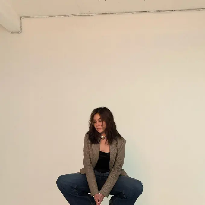 8 Inspirasi Padu Padan Blazer ala Vanesha Prescilla, dari Kemeja Bergaris hingga Sport Bra