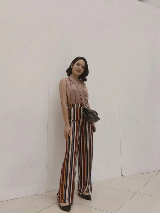 Namun tak sedikit netizen yang membandingkan penampilan rambut pendek Steffi Zamora dengan rambut pendek ini dengan gaya rambut panjangnya. Potretnya berambut pendek kian jarang tersorot. (Liputan6.com/IG/@steffizamoraaa).